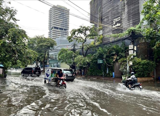 Trục đường Trasak Phaem trên địa bàn quận Boeung Keng Kang (thủ đô Phnom Penh) bị ngập sâu do mưa lớn, sáng 4/5. Ảnh: Huỳnh Thảo - P/v TTXVN tại Campuchia