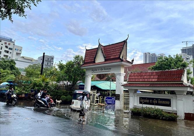 Khuôn viên trường THPT Chea Sim Boeung Keng Kang (quận Boeung Keng Kang, thủ đô Phnom Penh) bị ngập do mưa lớn, sáng 4/5. Ảnh: Huỳnh Thảo - P/v TTXVN tại Campuchia