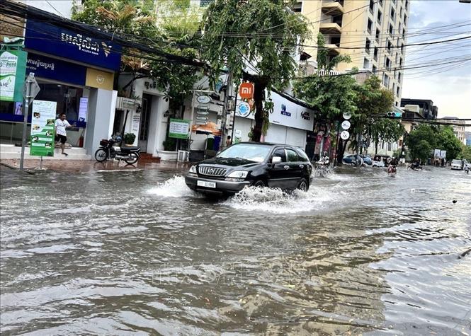 Trục đường Trasak Phaem trên địa bàn quận Boeung Keng Kang (thủ đô Phnom Penh) bị ngập sâu do mưa lớn, sáng 4/5. Ảnh: Huỳnh Thảo - P/v TTXVN tại Campuchia
