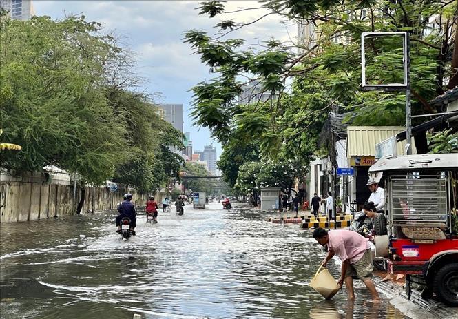 Khu vực chợ Boeung Keng Kang (quận Boeung Keng Kang, thủ đô Phnom Penh) bị ngập do mưa lớn, sáng 4/5. Ảnh: Huỳnh Thảo - P/v TTXVN tại Campuchia