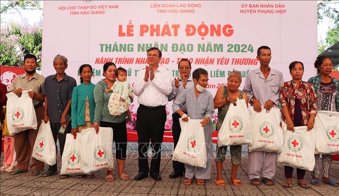Người dân nhận quà tại buổi lễ. Ảnh: Hồng Thái - TTXVN