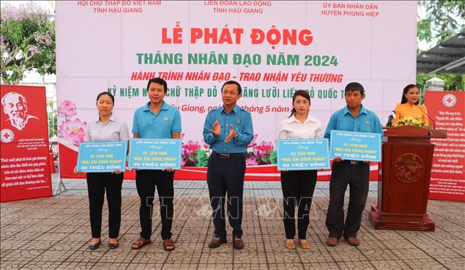 Trao Mái ấm công đoàn cho công đoàn viên có hoàn cảnh khó khăn. Ảnh: Hồng Thái - TTXVN