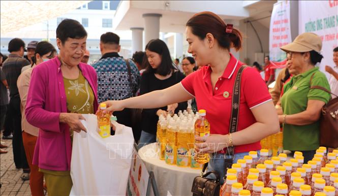 Người dân tham gia chương trình Chợ nhân đạo sau buổi lễ. Ảnh: Hồng Thái - TTXVN