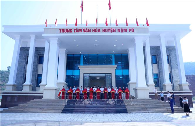 Cắt băng khánh thành Trung tâm văn hóa huyện Nậm Pồ. Ảnh: Trung Kiên - TTXVN