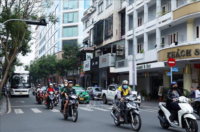 Luxury boutiques are concentrated on busy streets of the city. VNA Photo: Hồng Đạt