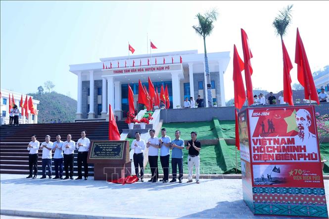 Gắn biển công trình Trung tâm văn hóa huyện Nậm Pồ. Ảnh: Trung Kiên - TTXVN