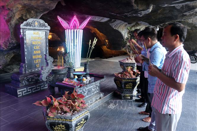 Du khách thắp hương tưởng niệm các Anh hùng liệt sĩ trước cửa hang Quân y núi Mo So, xã Bình An, huyện Kiên Lương. Ảnh: Lê Huy Hải - TTXVN
