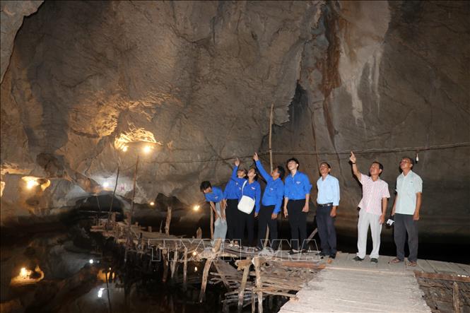 Hang Quân y núi Mo So, xã Bình An, huyện Kiên Lương. Ảnh: Lê Huy Hải - TTXVN
