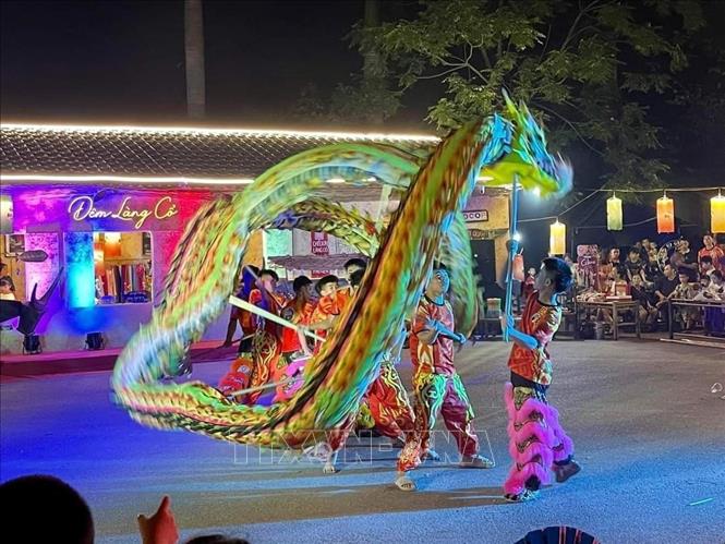 Biểu diễn múa rồng trong chương trình 