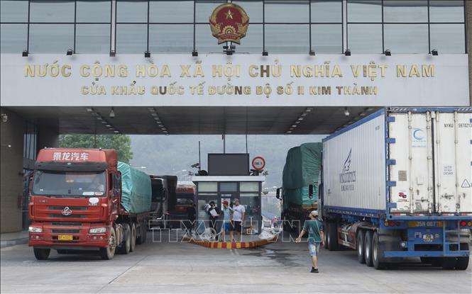 Trade activities at the Kim Thanh International Border Gate. VNA Photo: Quốc Khánh 