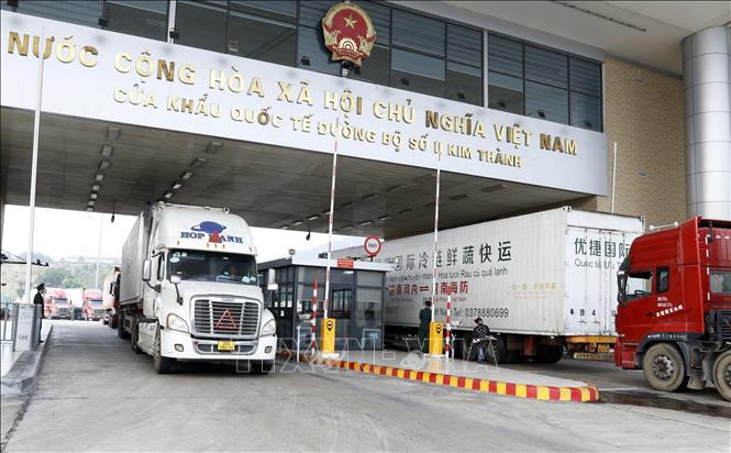 Trade activities at the Kim Thanh International Border Gate. VNA Photo: Quốc Khánh 