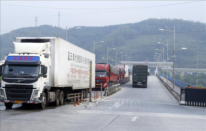 Trade activities at the Kim Thanh International Border Gate. VNA Photo: Quốc Khánh 