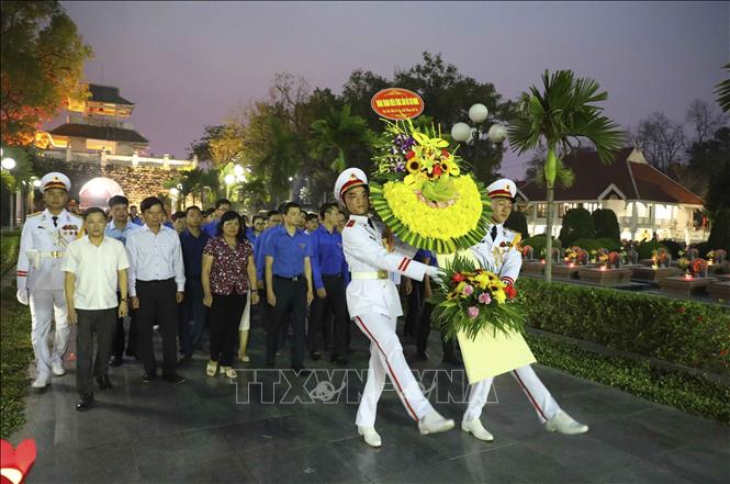 Lễ dâng hương, thắp nến tri ân các Anh hùng liệt sĩ tại Nghĩa trang A1. Ảnh: Xuân Tư - TTXVN