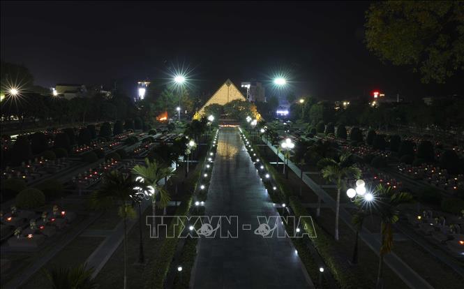 Nghĩa trang A1 lung linh bởi các ngọn nến được thắp lên. Ảnh: Xuân Tư - TTXVN