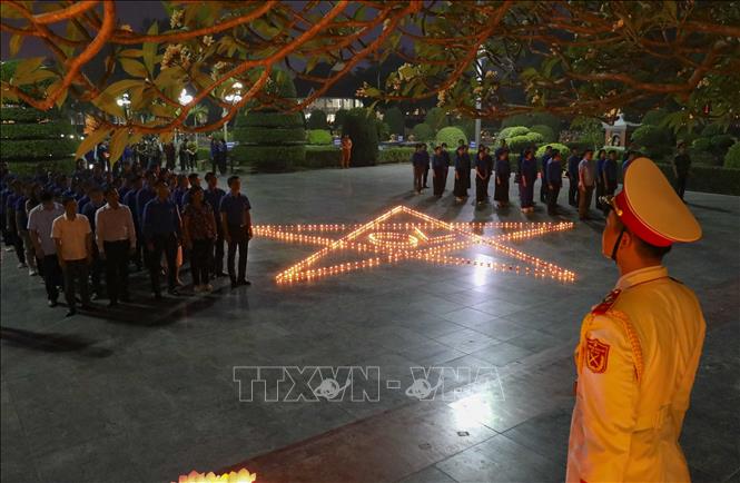 Lễ dâng hương, thắp nến tri ân các Anh hùng liệt sĩ tại Nghĩa trang A1. Ảnh: Xuân Tư - TTXVN