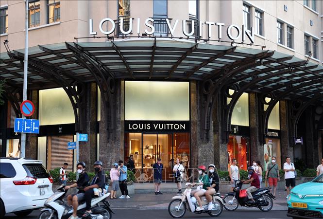 A Louis Vuitton boutique is located on Dong Khoi-Le Loi intersection, District 1. VNA Photo: Hồng Đạt