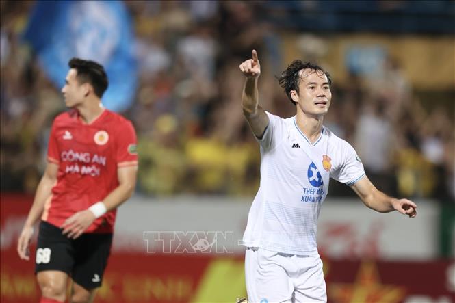 Cầu thủ Nguyễn Văn Toàn (số 9) ghi bàn thắng gỡ hoà 1-1 cho Thép xanh Nam Định. Ảnh: TTXVN 
