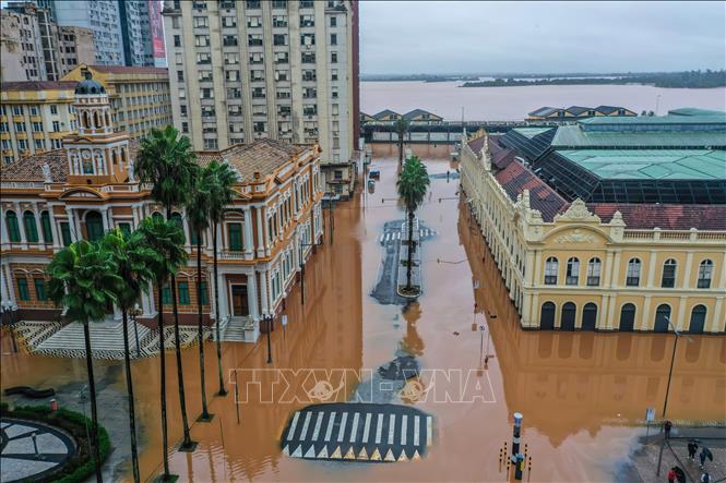 Cảnh ngập lụt sau những trận mưa lớn tại Porto Alegre, Rio Grande do Sul, Brazil, ngày 3/5/2024. Ảnh: THX/TTXVN