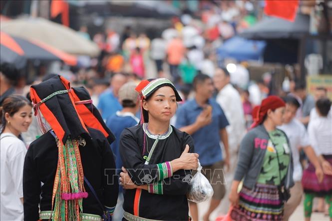 Cứ vào ngày 27/3 âm lịch hằng năm, những chàng trai, cô gái dân tộc nơi đây khoác trên mình những bộ trang phục đẹp nhất để cùng đến với chợ Phong lưu Khau Vai. Ảnh: Minh Quyết - TTXVN