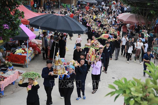 Phần lễ của chợ tình, người dân Khau Vai sẽ dâng lễ lên miếu Ông, miếu Bà như để nhớ về nguồn cội, những người khai đất khai hoang ra bản làng Khau Vai và để tôn vinh tình yêu lứa đôi. Ảnh: Minh Quyết - TTXVN