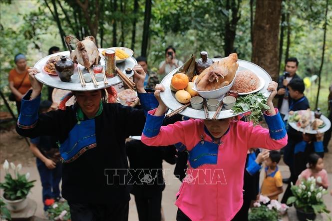 Dâng lễ miếu Bà. Ảnh: Minh Quyết - TTXVN