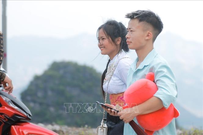 Đến với chợ Phong lưu Khau Vai không chỉ là những chàng trai cô gái mới lớn tìm tình yêu cho mình, mà còn có rất nhiều đôi vợ chồng cùng nhau đến chợ. Ảnh: Minh Quyết - TTXVN