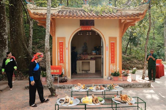 Dâng lễ tại miếu Bà. Ảnh: Minh Quyết - TTXVN