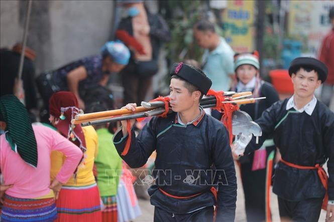 Cứ vào ngày 27/3 âm lịch hằng năm, những chàng trai cô gái dân tộc nơi đây khoác trên mình những bộ trang phục đẹp nhất để cùng đến với chợ Phong lưu Khau Vai. Ảnh: Minh Quyết - TTXVN