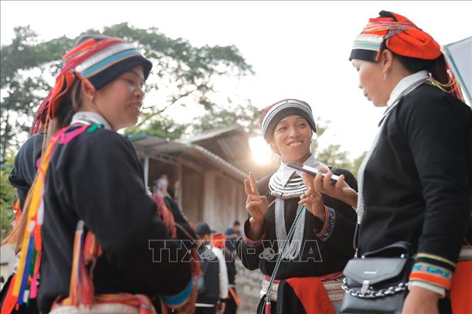 Các cô gái dân tộc trong trang phục truyền thống tại Chợ tình Khau Vai. Ảnh: Minh Quyết - TTXVN
