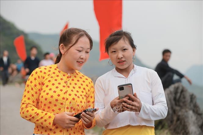 Các cô gái đến với Chợ Phong lưu Khau Vai. Ảnh: Minh Quyết - TTXVN