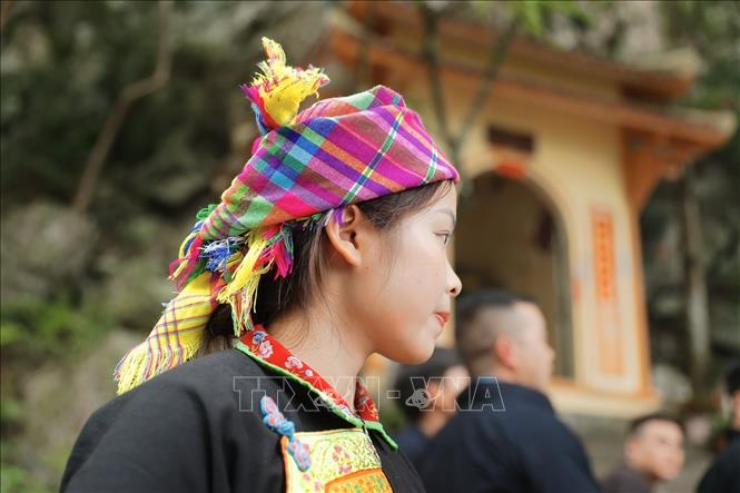 Cứ vào ngày 27/3 âm lịch hằng năm, những chàng trai cô gái dân tộc nơi đây khoác trên mình những bộ trang phục đẹp nhất để cùng đến với chợ Phong lưu Khau Vai. Ảnh: Minh Quyết - TTXVN