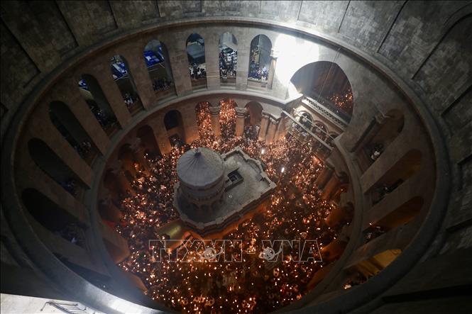 Các tín đồ Chính thống giáo tham gia lễ thắp Lửa thánh tại Nhà thờ Mộ thánh ở Jerusalem, ngày 4/5/2024. Ảnh: THX/TTXVN