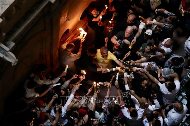 Các tín đồ Chính thống giáo tham gia lễ thắp Lửa thánh tại Nhà thờ Mộ thánh ở Jerusalem, ngày 4/5/2024. Ảnh: THX/TTXVN