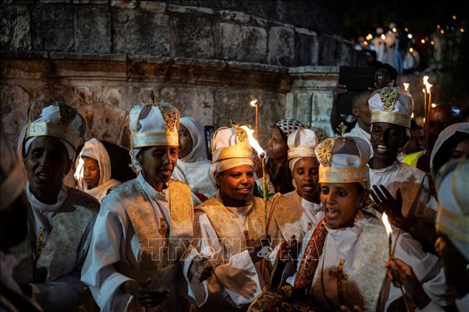 Các tín đồ Chính thống giáo tham gia lễ thắp Lửa thánh tại Nhà thờ Mộ thánh ở Jerusalem, ngày 4/5/2024. Ảnh: AFP/TTXVN