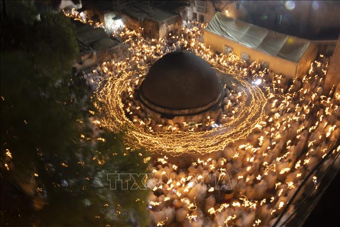 Các tín đồ Chính thống giáo tham gia lễ thắp Lửa thánh tại Nhà thờ Mộ thánh ở Jerusalem, ngày 4/5/2024. Ảnh: AFP/TTXVN