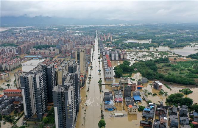 Cảnh ngập lụt sau những trận mưa lớn tại Thanh Viễn, tỉnh Quảng Đông, Trung Quốc, ngày 21/4/2024. Ảnh: THX/TTXVN