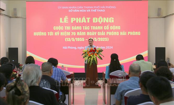 Họa sĩ Hà Huy Chương (tỉnh Hải Dương) phát biểu tại lễ phát động. Ảnh: Minh Thu- TTXVN
