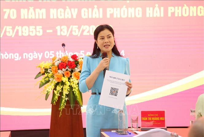 Bà Trần Thị Hoàng Mai, Giám đốc Sở Văn hóa Thể thao Hải Phòng phát giới thiệu về lịch sử, văn hóa thành phố Cảng. Ảnh: Minh Thu- TTXVN