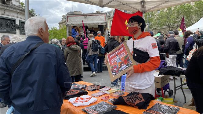Bán sách và các sản phẩm gây quỹ ủng hộ vụ kiện của bà Trần Tố Nga và các nạn nhân da cam Việt Nam. Ảnh: Thu Hà - PV TTXVN tại Pháp