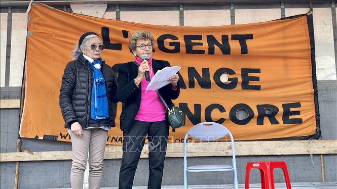 Nhiều chính trị gia, dân biểu, thị trưởng các quận của Paris và thành phố lân cận, cùng đại diện các đảng phái cánh tả, các nhà hoạt động phong trào đấu tranh vì môi trường đã tới tham dự và bày tỏ sự ủng hộ. Ảnh: Thu Hà - PV TTXVN tại Pháp