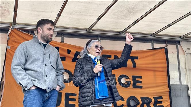 Bà Trần Tố Nga gặp gỡ những người ủng hộ và phát biểu tại sự kiện. Ảnh: Thu Hà - PV TTXVN tại Pháp