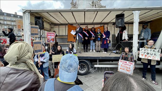 Nhiều chính trị gia, dân biểu, thị trưởng các quận của Paris và thành phố lân cận, cùng đại diện các đảng phái cánh tả, các nhà hoạt động phong trào đấu tranh vì môi trường đã tới tham dự và bày tỏ sự ủng hộ. Ảnh: Thu Hà - PV TTXVN tại Pháp