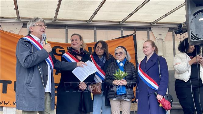 Nhiều chính trị gia, dân biểu, thị trưởng các quận của Paris và thành phố lân cận, cùng đại diện các đảng phái cánh tả, các nhà hoạt động phong trào đấu tranh vì môi trường đã tới tham dự và bày tỏ sự ủng hộ. Ảnh: Thu Hà - PV TTXVN tại Pháp