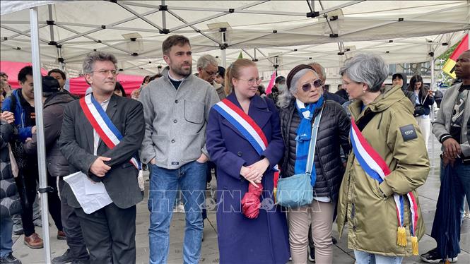 Nhiều chính trị gia, dân biểu, thị trưởng các quận của Paris và thành phố lân cận, cùng đại diện các đảng phái cánh tả, các nhà hoạt động phong trào đấu tranh vì môi trường đã tới tham dự và bày tỏ sự ủng hộ. Ảnh: Thu Hà - PV TTXVN tại Pháp