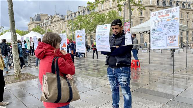 Buổi tập hợp ủng hộ vụ kiện của bà Trần Tố Nga và các nạn nhân da cam Việt Nam ngày 4/5 tại Quảng trường Cộng hòa ở Thủ đô Paris. Ảnh: Thu Hà - PV TTXVN tại Pháp