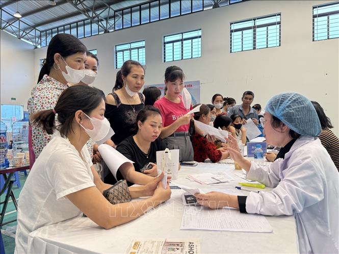 Công nhân, lao động tại các khu công nghiệp trên địa bàn tỉnh Vĩnh Phúc được tư vấn, khám sức khỏe miễn phí. Ảnh: Nguyễn Thảo - TTXVN