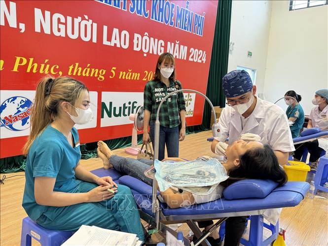 Công nhân, người lao động Vĩnh Phúc được khám sức khỏe miễn phí. Ảnh: Nguyễn Thảo -TTXVN