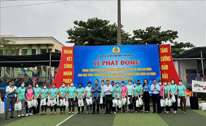 Công  đoàn các Khu công nghiệp tỉnh Vĩnh Phúc tặng quà cho lao động có hoàn cảnh khó khăn. Ảnh: Nguyễn Thảo - TTXVN