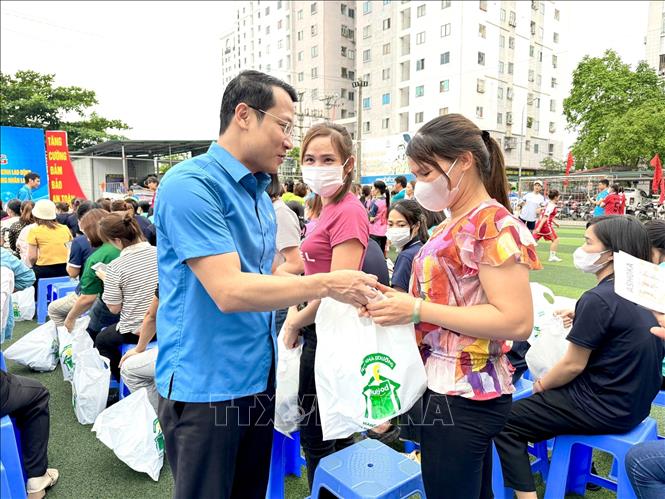 Ông Khổng Sơn Thành, Phó Chủ tịch Liên đoàn Lao động tỉnh Vĩnh Phúc tặng quà cho công nhân lao động có hoàn cảnh khó khăn. Ảnh: Nguyễn Thảo - TTXVN