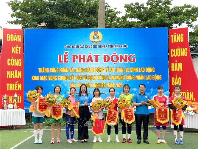 Công  đoàn các Khu công nghiệp tỉnh Vĩnh Phúc tặng cờ lưu niệm cho các đội tham gia Giải bóng đá nam/nữ công nhân lao động năm 2024. Ảnh: Nguyễn Thảo - TTXVN